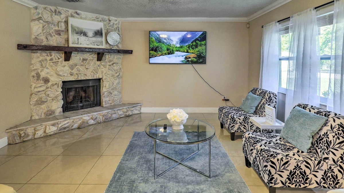 Valrico House | Valrico Home w/ Pool ~ 16 Mi to Downtown Tampa!