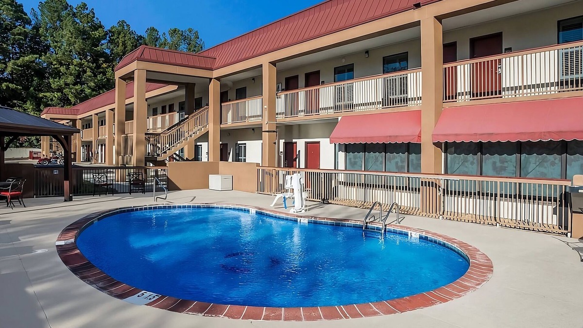 Tupelo Hotel | Value Stay: 2 Family-friendly Units w/FREE Parking and Breakfast! Pets Allowed!
