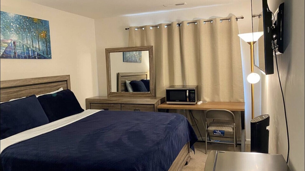 Rossville House | Van Gogh 2-Cozy private room in a single family home