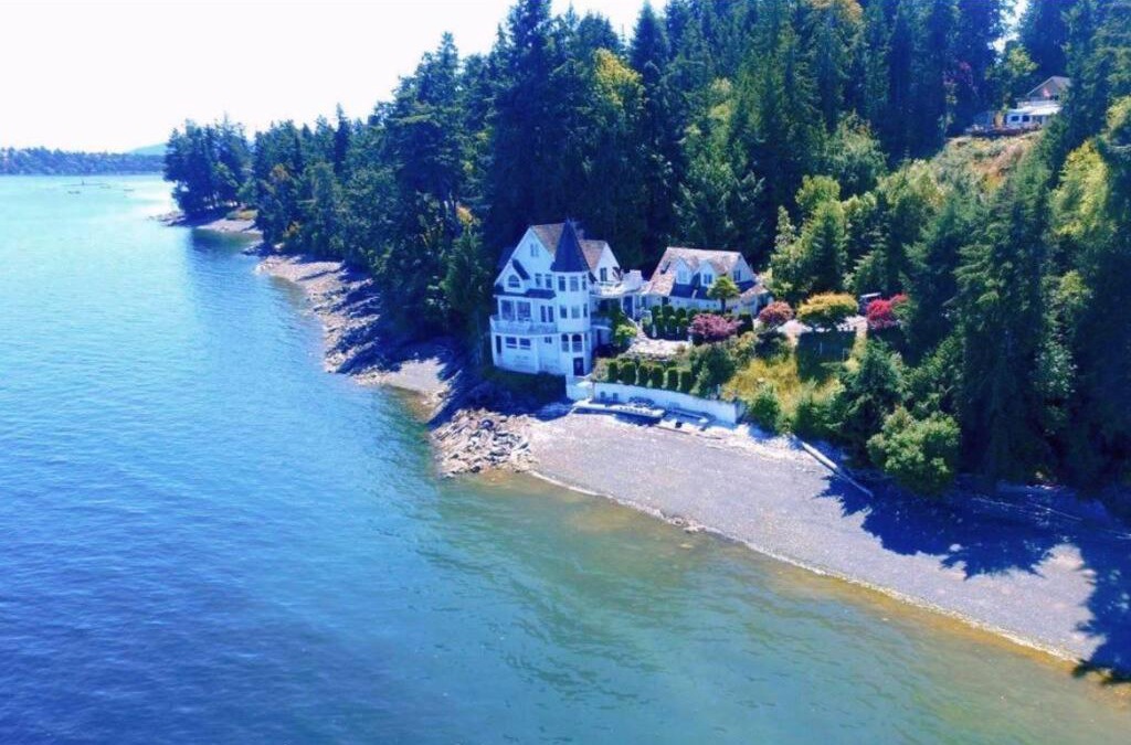 Chemainus Villa | Vancouver Castle Waterfront with hot tub beach downtown
