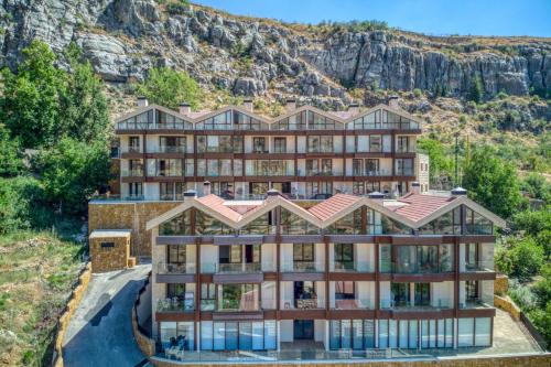 Kfardebian Apartment | Vantage - 2 BR Apt by The Valley in Kfardebian