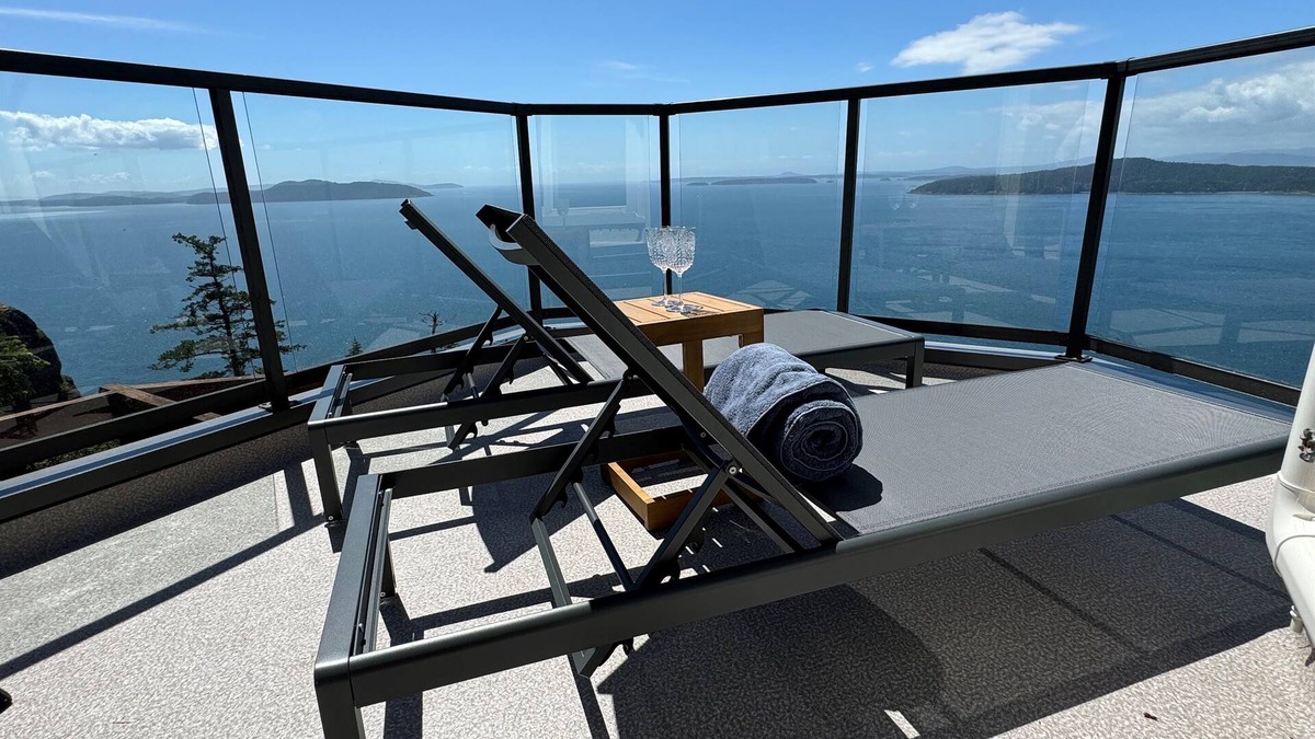 Pender Island House | Vantage Suites- Ocean Front with private Hot tub