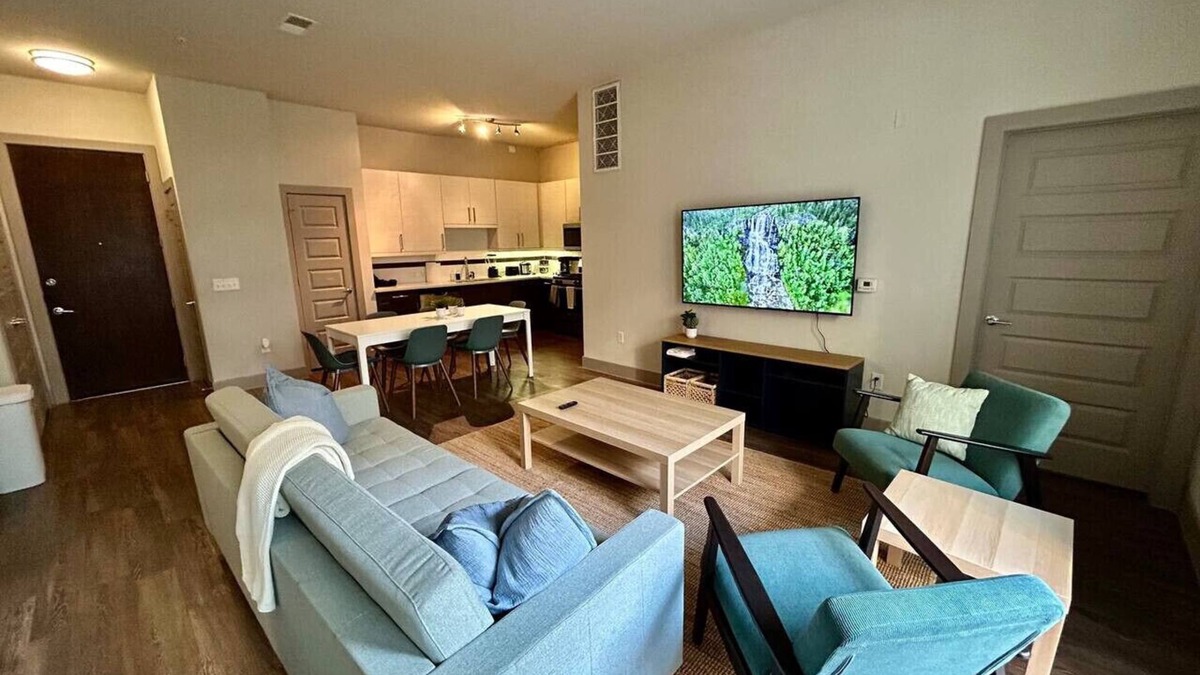 Woodlake - Briar Meadow Apartment | Vargos Long-term Gym pool 2/2 King fully equipped