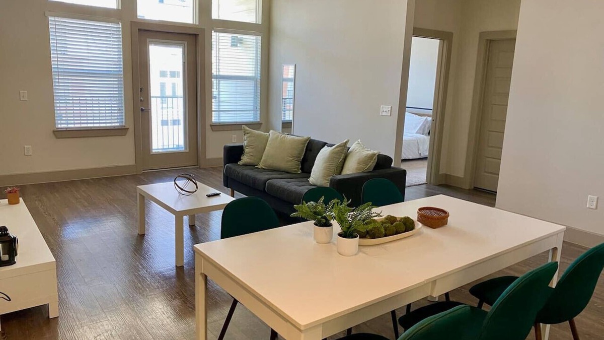 Woodlake - Briar Meadow Apartment | Vargos Longterm Gym pool 2B2B King fully equipped