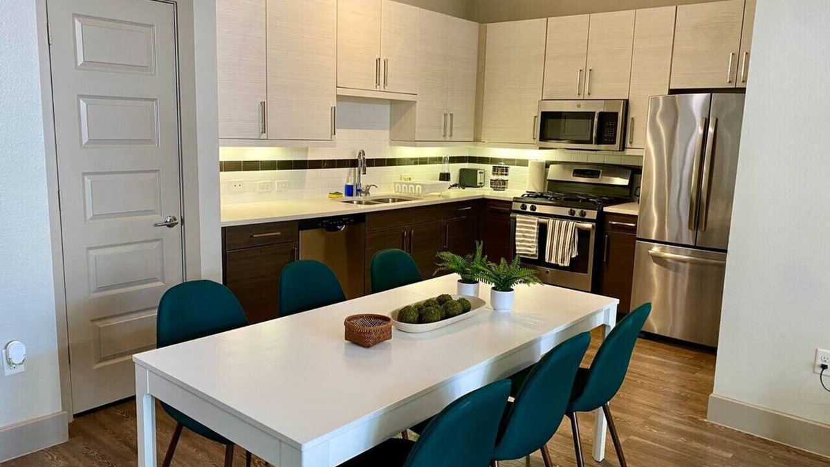 Woodlake - Briar Meadow Apartment | Vargos Longterm Gym pool 2B2B King fully equipped