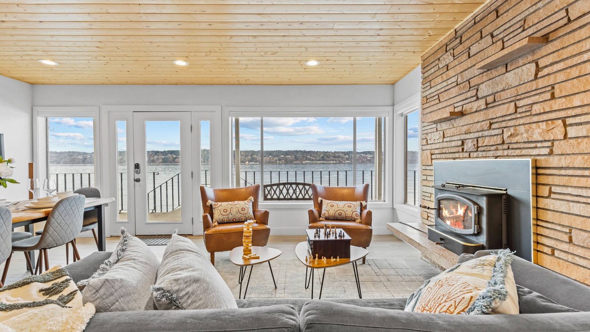Burley House | Vashon Modern Beachfront Getaway: Pet & Family-Friendly with Stunning Views!