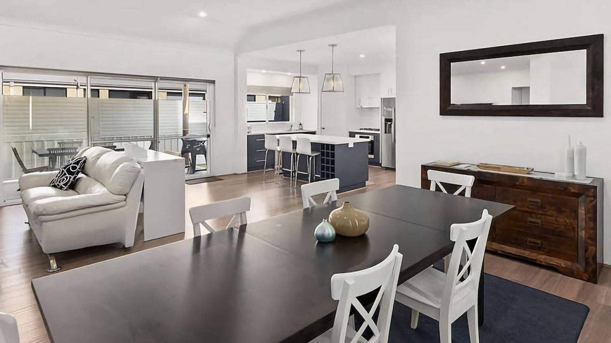 Vasse House | Vasse Manor - immaculately presented family home which is fully furnished in great location!