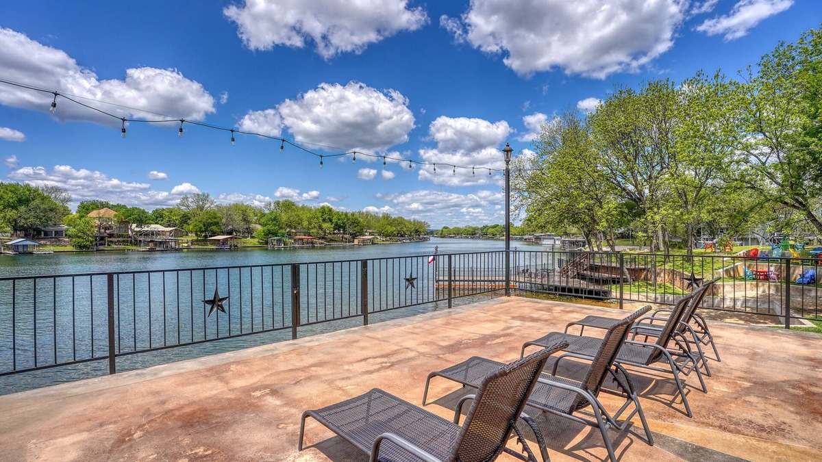 Marble Falls Cabin | Vaughn: Charming Retreat with Lakeside Serenity!