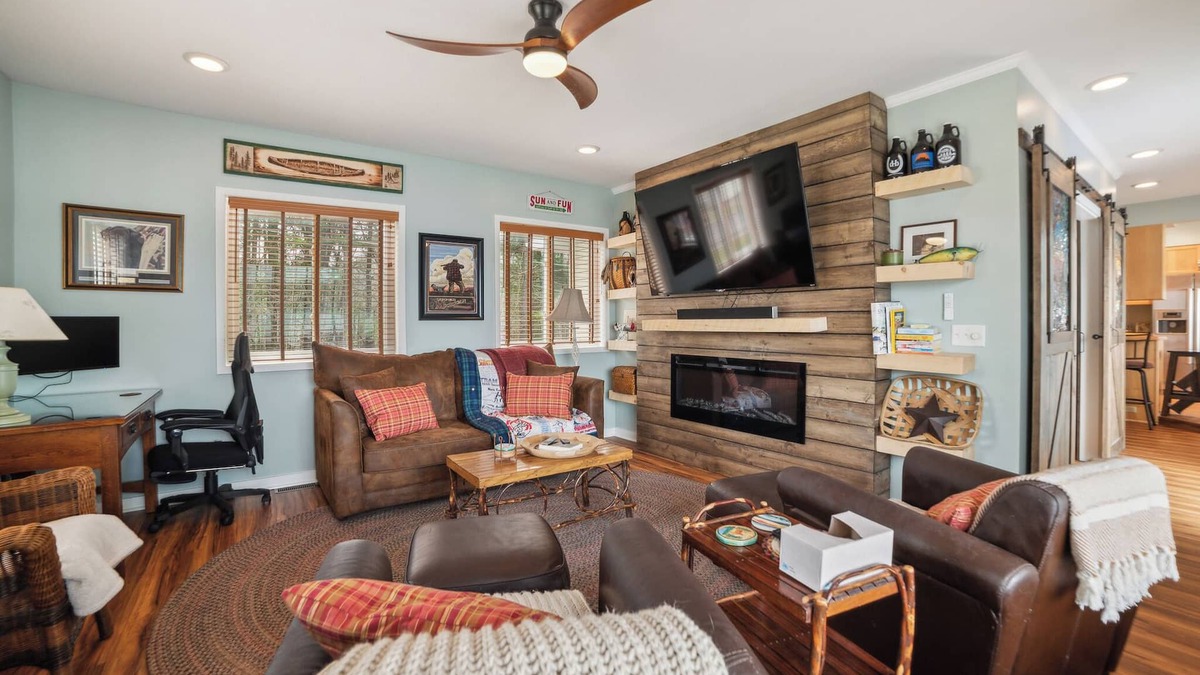 Curtis Township House | Vaughn Lake Escape: Autumn Colors & Tranquil Waters – Your Fall Retreat Awaits!