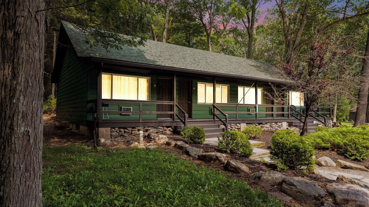 Canadensis Hotel | Vaulted Pine Pocono Modern | Firepits | Pickleball