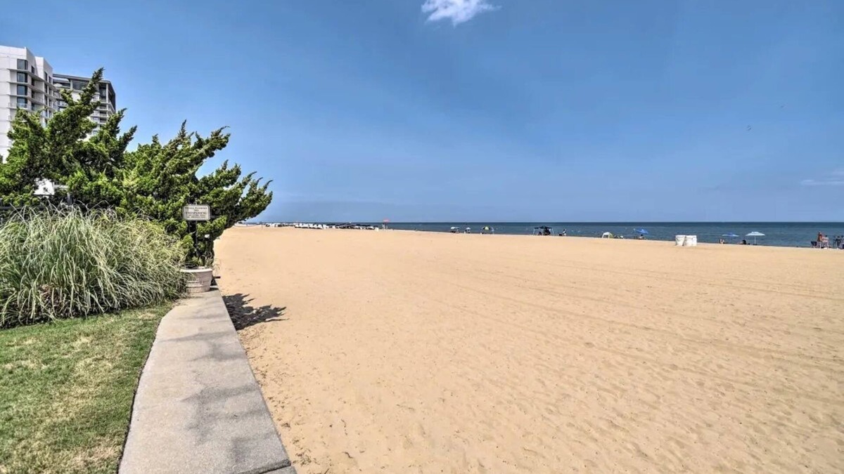 Northeast Virginia Beach Apartment | VB Condo,Boardwalk/Oceanfront,Beach, Pool,Kitchen