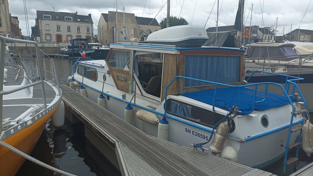 Redon Boat Rental | Vedette hollandaise 9m a quai a l'entrée de Redon