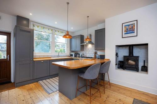 Hammersmith and Fulham Apartment | Veeve - Tantalising in Teal