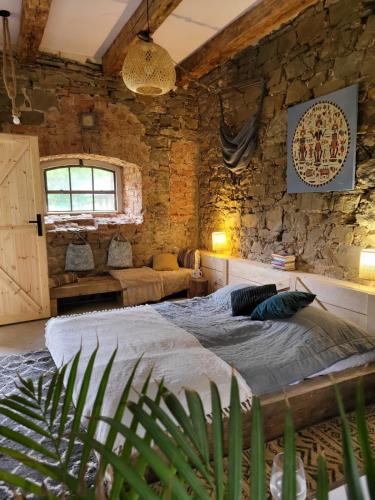 Miedzylesie House | Vegan House - kamienny pokój