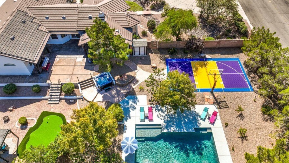 Mission Hills House | Vegas 6BR Pop Art Mansion, Heated Pool Spa, Basketball, Pickleball, Mini Golf