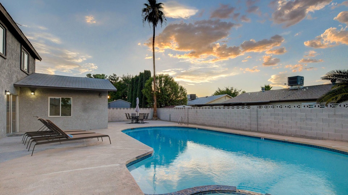 Chinatown House | Vegas BACH PAD, family vacay, Raiders, Golden Knight ~Pool, Many beds~NEAR STRIP