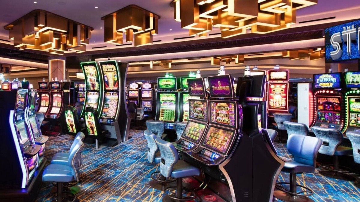 Gateway District House | Vegas Dreams! 2 Relaxing Suites, Rooftop Pool, Short Drive to The Neon Museum!