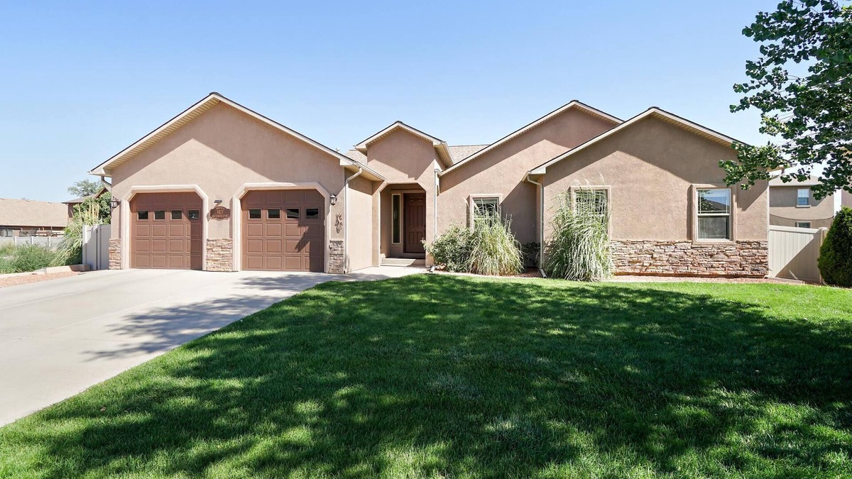 Fruita House | Velo I: Luxury Comfort with Bikes & Outdoor Living