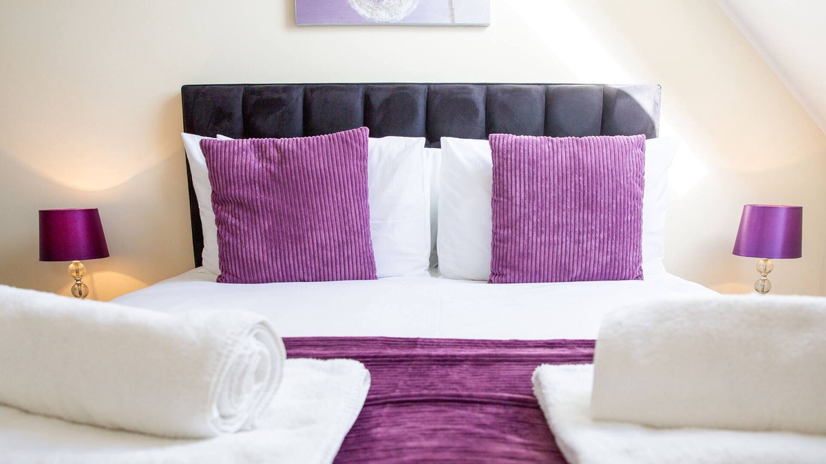 Hoddesdon Apartment | Velvet 2-bed apartment Clockhouse, Hoddesdon
