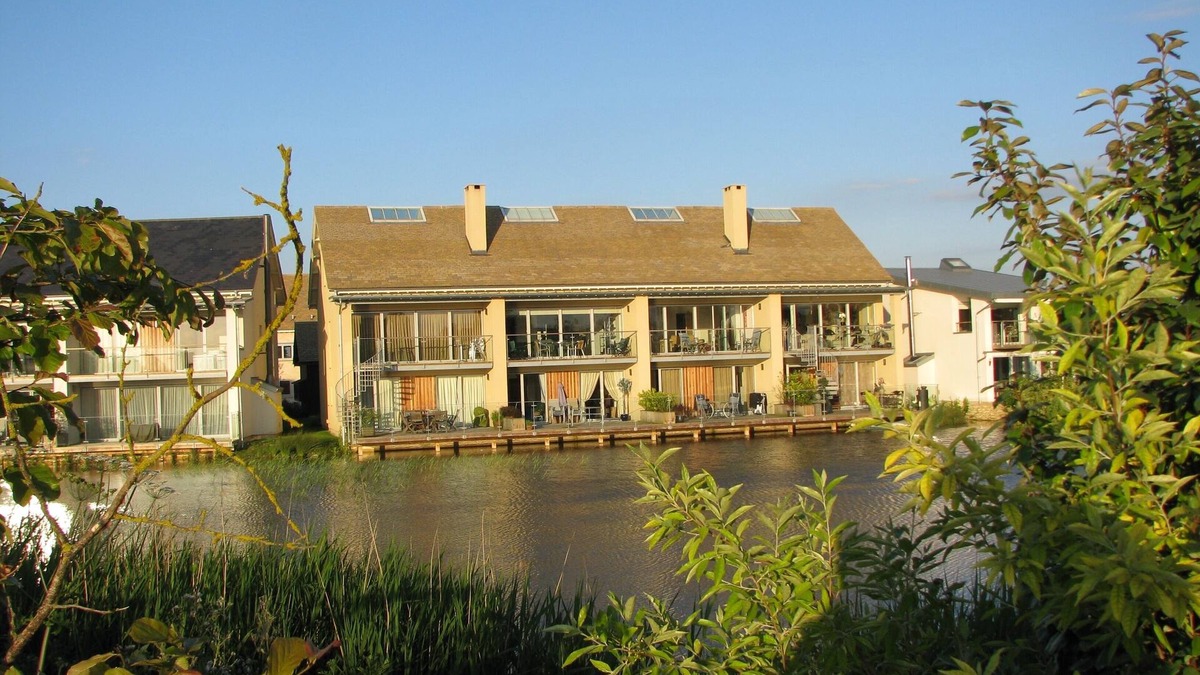 Cirencester House | Velvet Lodge - 3 Storey/5 Bed/4 Bath sleeps 10 adults + 2 kids + 2 infants