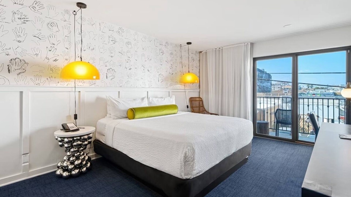 Venice Hotel | Venice Beach Charm in Balcony Room | Rooftop | Free Breakfast