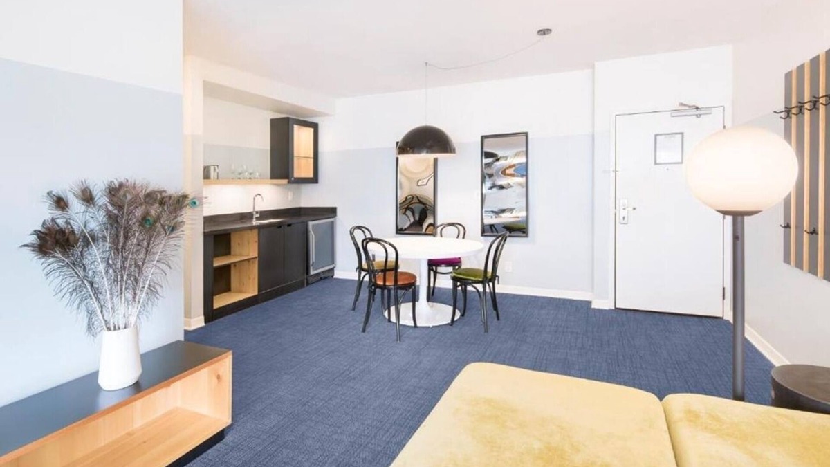 Venice Hotel | Venice Beach Style | 3 Suites w/Balcony | Kitchen | Rooftop | Free Breakfast
