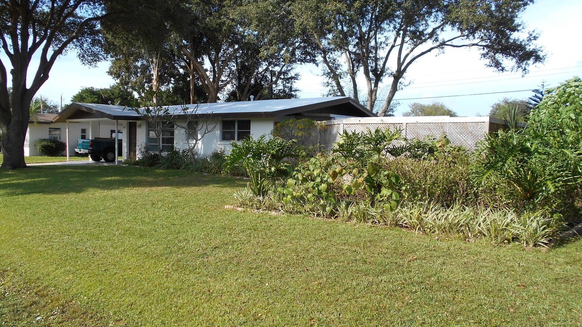 Venice Gardens House | Venice Gardens Getaway- Spacious Grounds- HEATED Pool-Hot Tub- Minutes To Beach