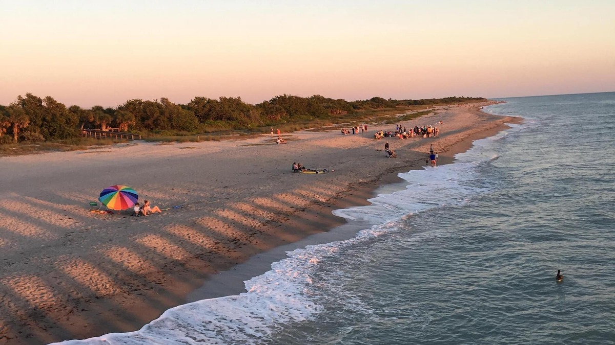 Golden Beach Condo | Venice Island condo with private beach and walking distance to Venice downtown!