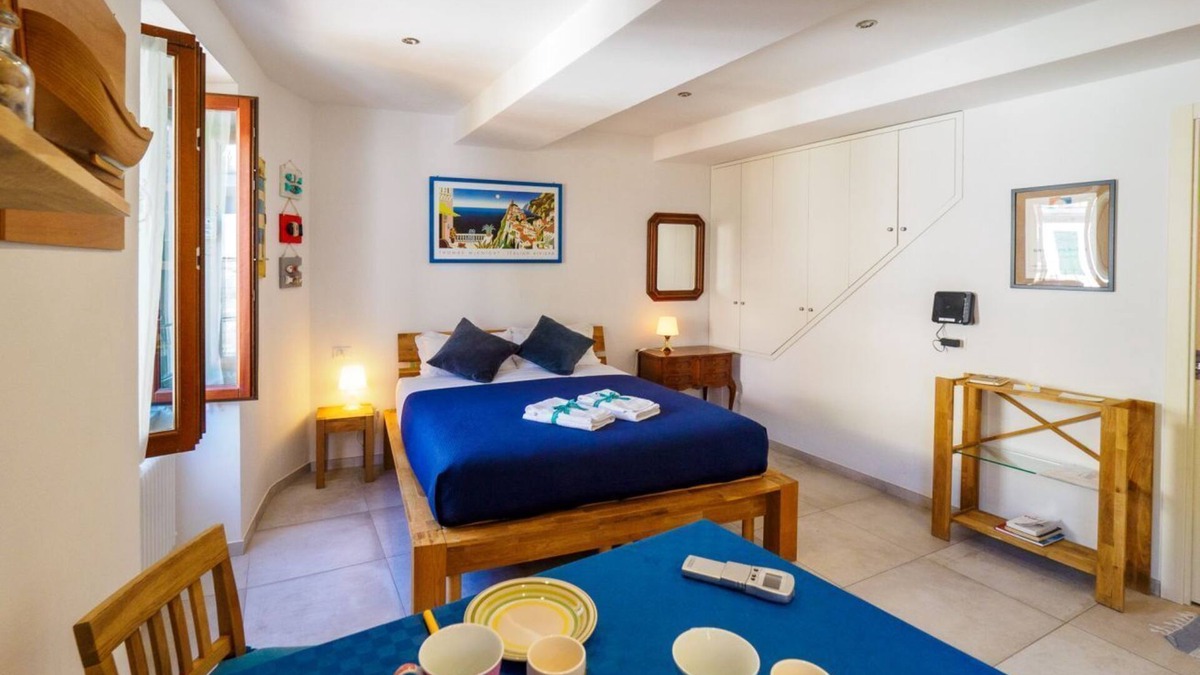 Vernazza House | Ventu De Ma Studio #2 with AC