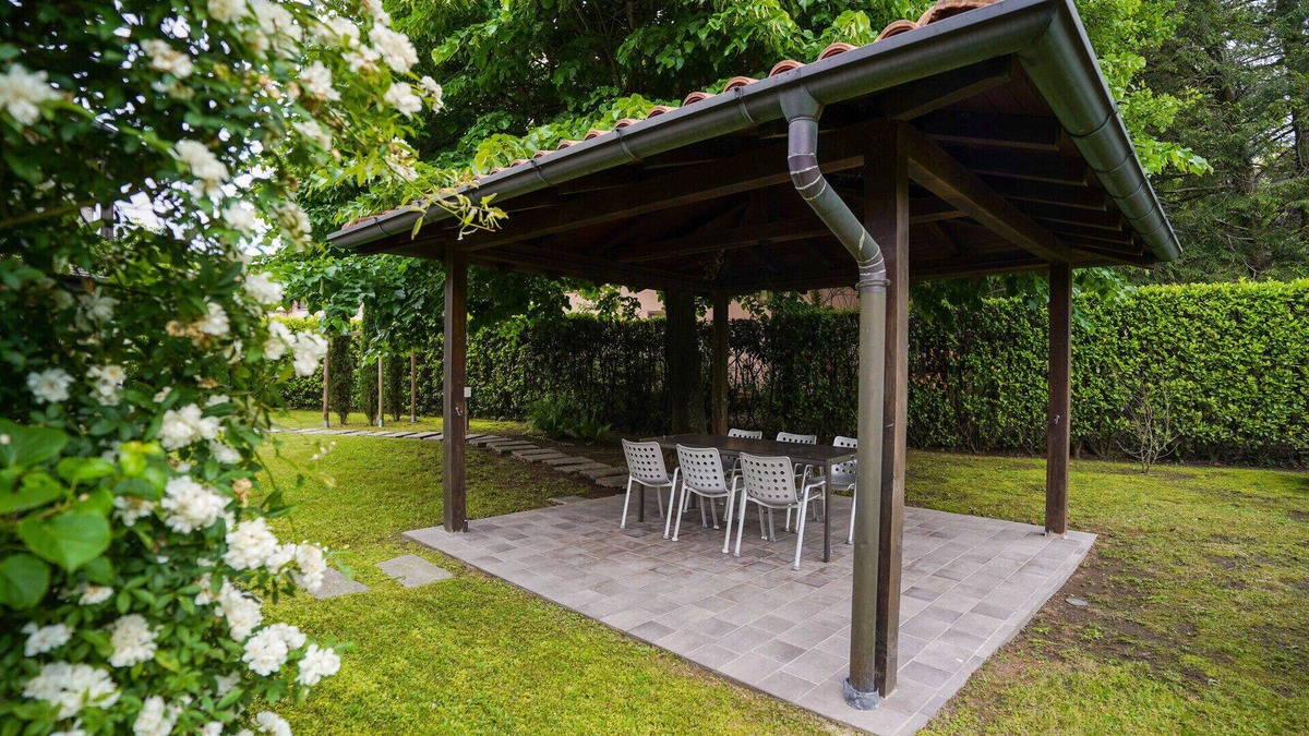 Monate Villa | Veranda del Lago with 3 bedrooms and 2 bathrooms next to Monate Lake