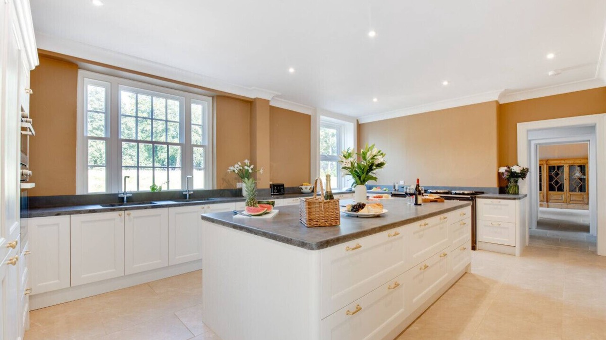 Fakenham House | Vere Lodge - Six Bedroom House, Sleeps 12