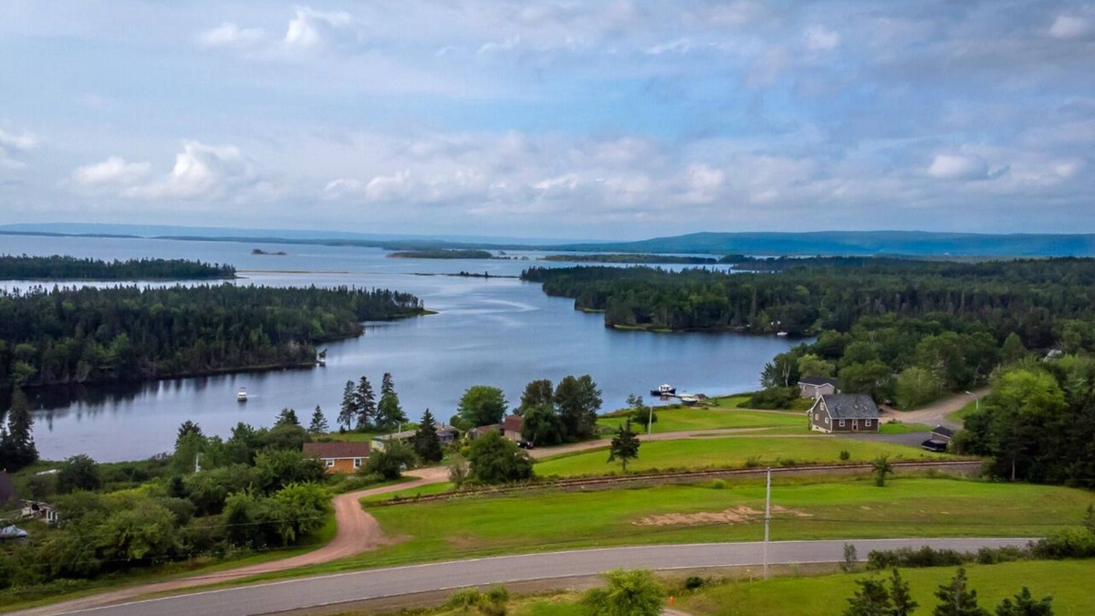 Cape Breton Island Cottage | Veronica’s Place - Brand new, roomy cottage on the Bras D'Or Lakes