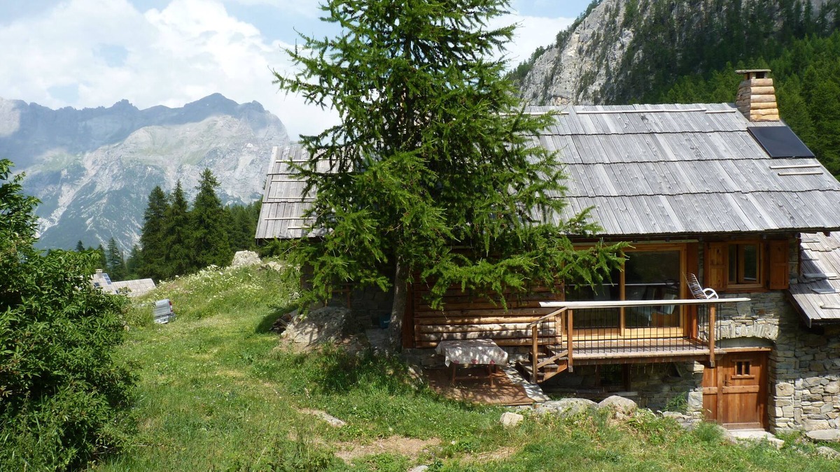 Puy-Saint-Vincent Ski Chalet | Very beautiful, new alpine chalet, located in the exceptional valley of Narreyroux.