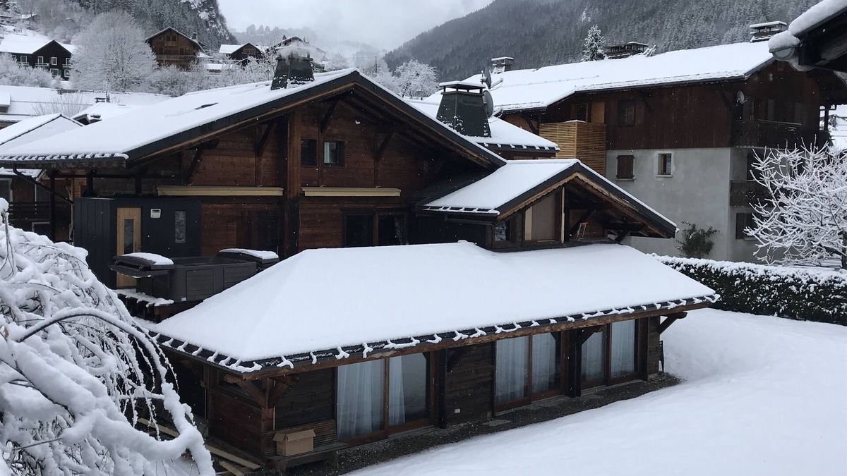 Morzine Ski Chalet | Very central chalet with JACUZZI and SAUNA run by Anglo French locals