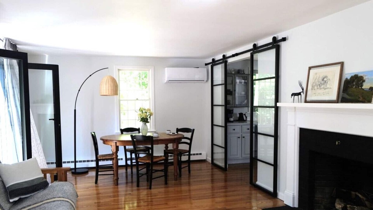Cataumet House | Very comfortable, high-end, spacious, and recently refurbished 1 bedroom / 2 bathroom house in Cataumet / Bourne / Cape Cod. Sleeps 4 with the trundle bed in the den.
