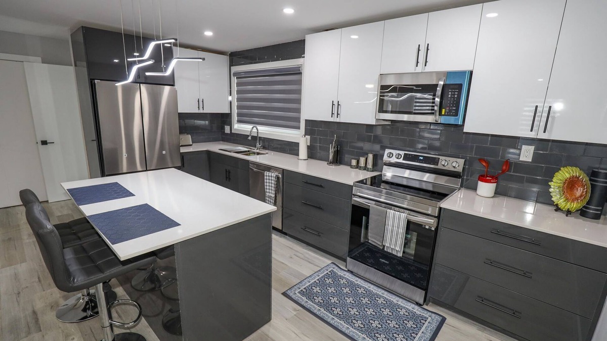 Winnipeg House | Very Convenient 5 BR in quite neighborhood