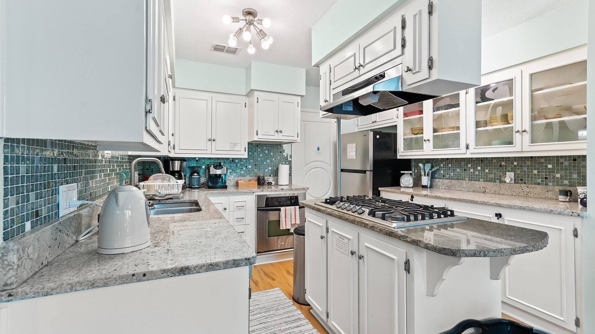 University Hills House | Very Cozy Home On a Creek - Sleeps 8