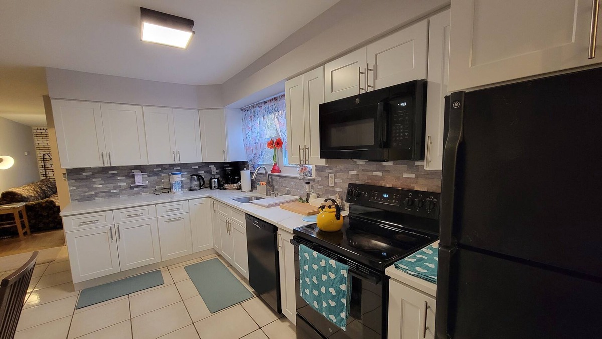 Melville House | Very cozy, Newly updated house