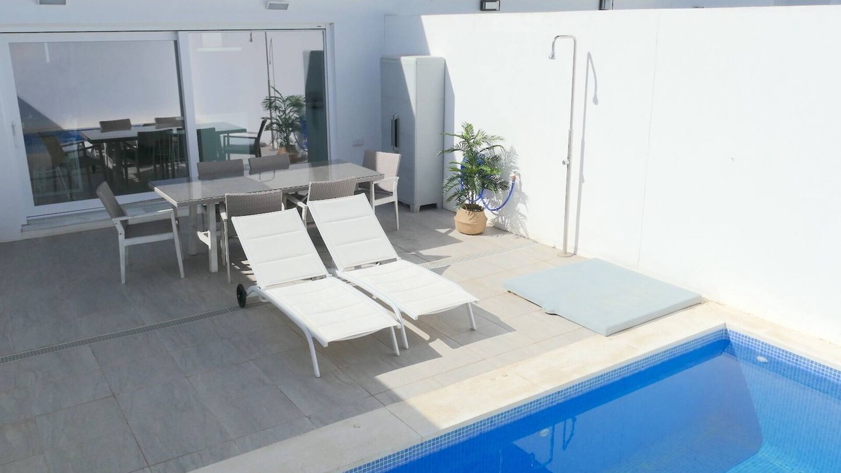 Conil de la Frontera House | Very modern and tastefully furnished terraced house with small private pool