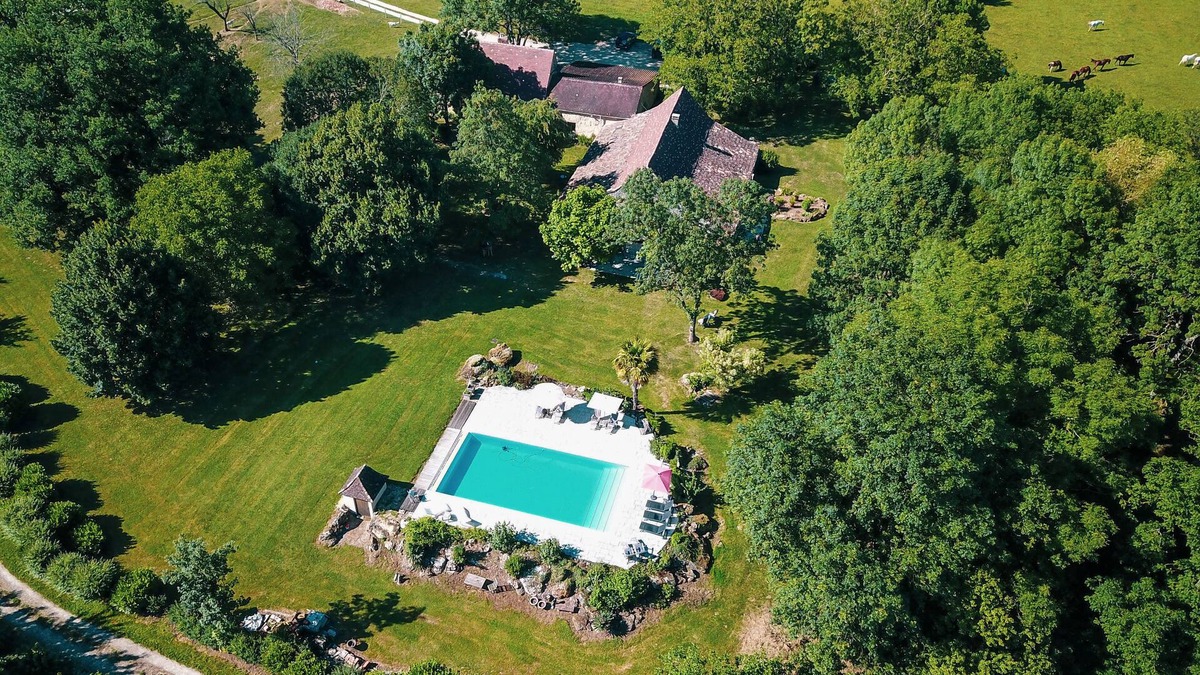 Faux House | Very nice large gîte; garden, terraces and swimming pool with splendid view!