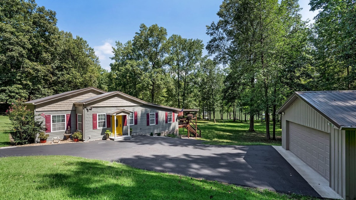 Eddyville House | Very peaceful Home with Lake Barkley in your back yard! Private Dock Sleeps 8