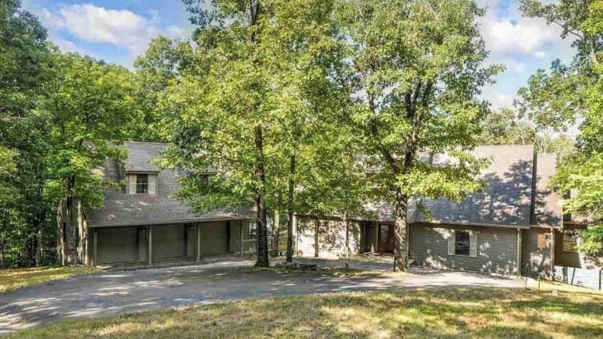 New Concord House | Very private 4 bd lake house with man-cave, guest house, hot tub, gym, grill