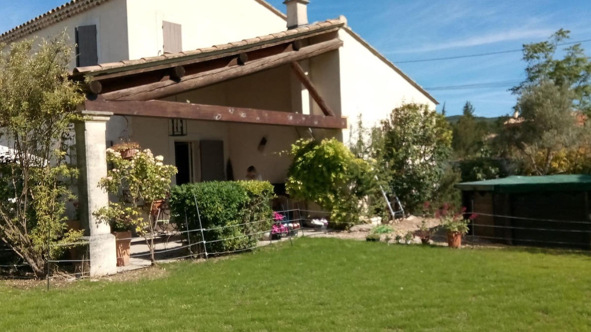 Cabrieres-d'Avignon House | Very quiet building with pool opposite the Luberon