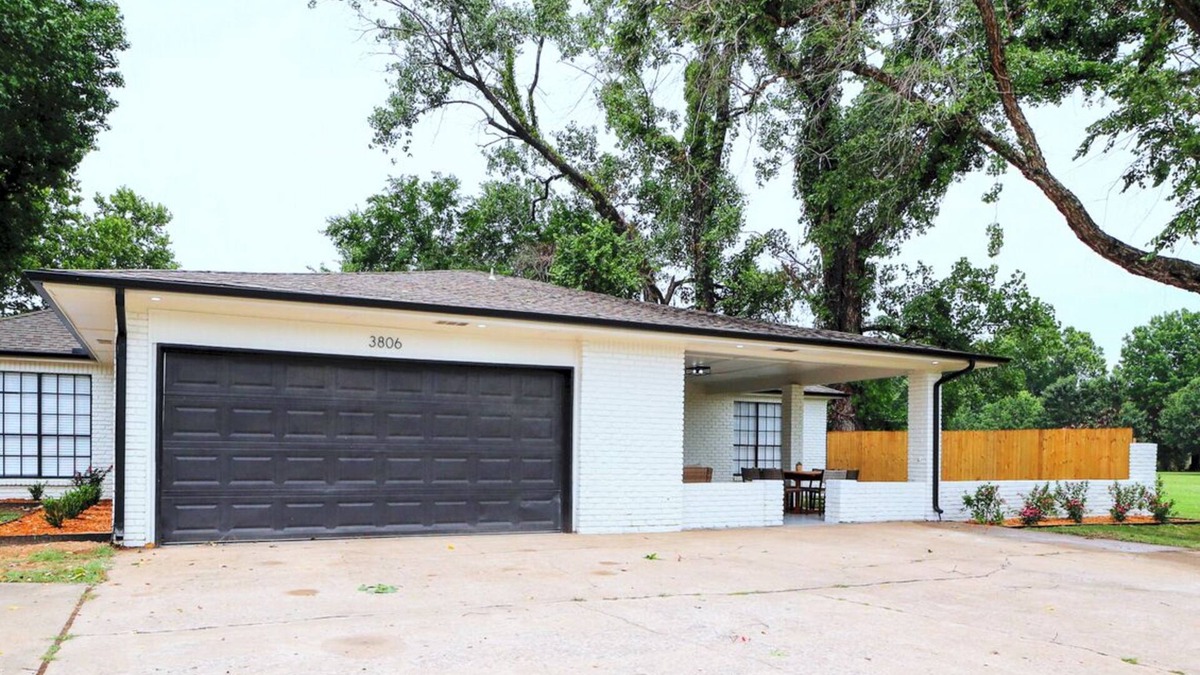 Muskogee House | Very Spacious! 2 King Suites, Close to River and Lakes