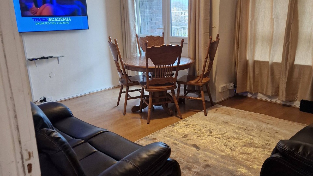 Clapton Apartment | Very Spacious. Clean and Central With Good Transport Link