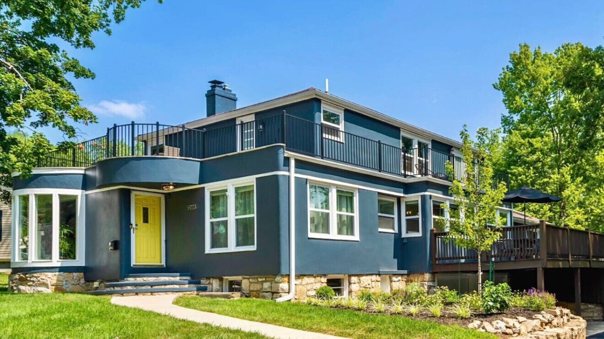 Mission House | Very Spacious! Game Room, Swing Set, Deck, Yard, Outdoor Fun + Sleeps 16