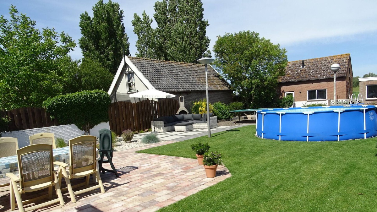 Oud-Vossemeer House | Very spacious holiday home in Zeeland with second living room