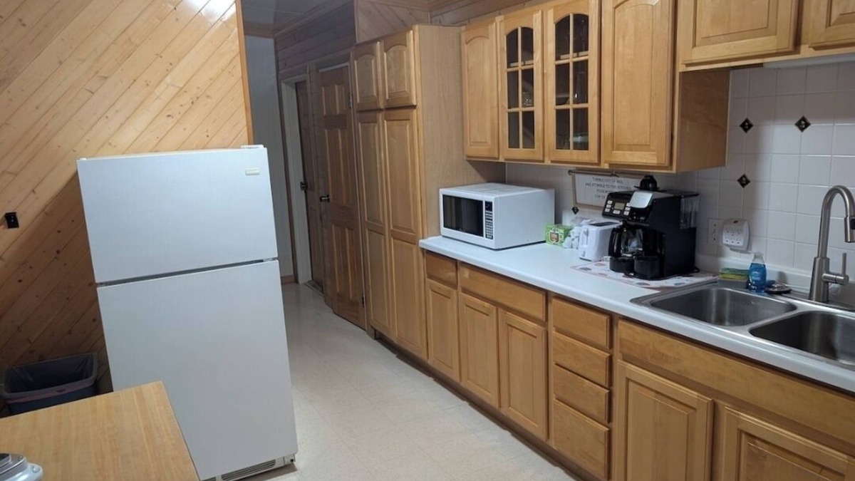 White Pine House | Very spacious, serene 4-bedroom house enough room for multiple families w/Wi-Fi