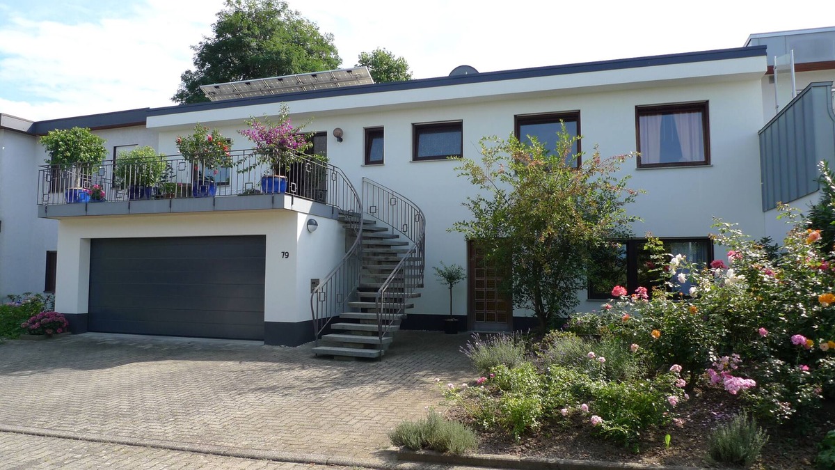 Sankt Georgen Sud Apartment | Very well-kept 1-room.-Studio in a family house, in Freiburg-St. Georgen, * DTV