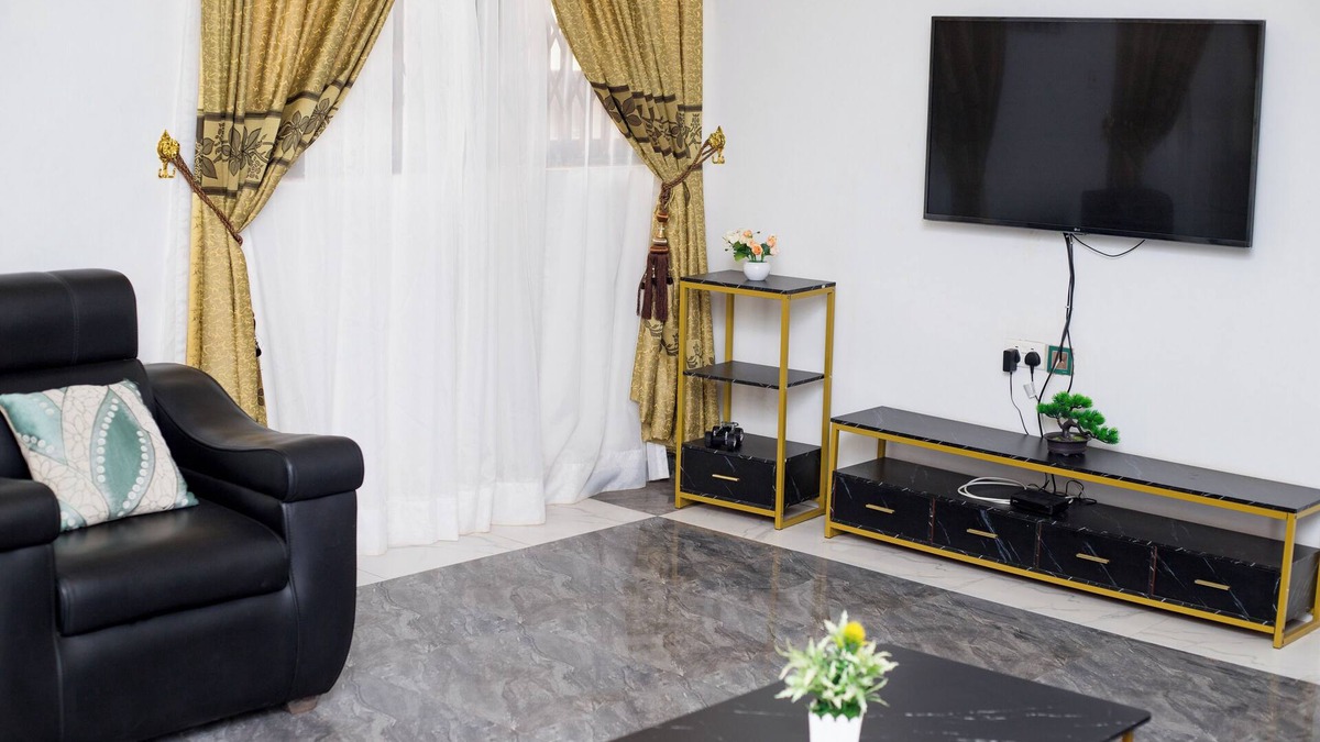 Kumasi Apartment | Vesgrah Homes cozy Apartment with Super King Size Bed